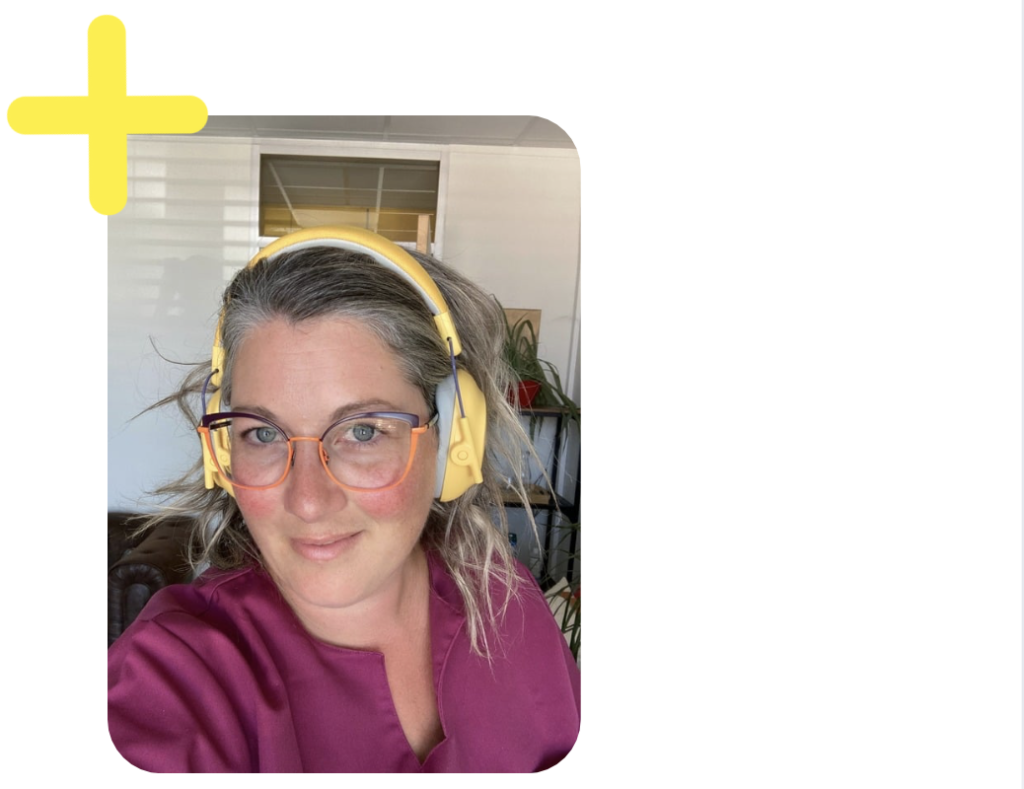 Le casque anti-bruit aide à se concentrer.