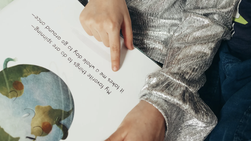 Un signe d'une difficulté de lecture : lire avec son doigt.