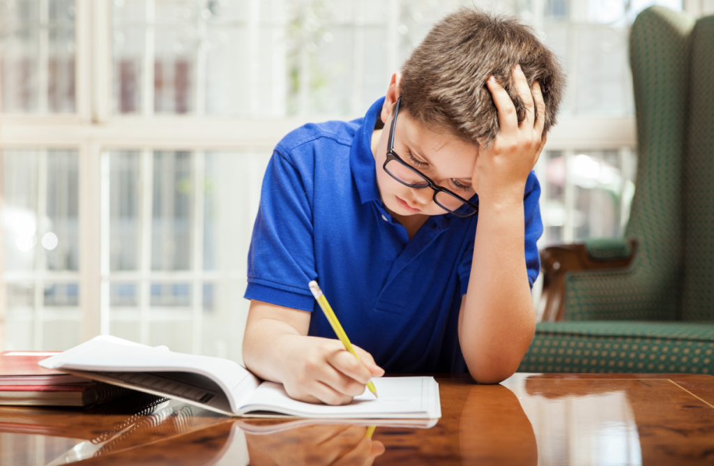 Un signe de difficulté de lecture : mon enfant tient sa tête pour lire.